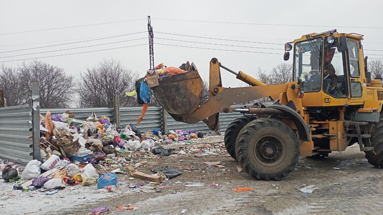 Коммунальщики продолжают работы по вывозу мусора с городских территорий Коммунальщики продолжают работы по вывозу мусора с городских территорий