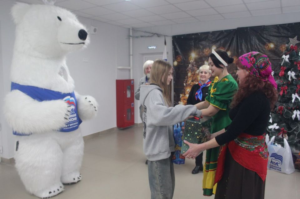 Активисты Славяносербского местного отделения «Единой России» в поселке Металлист организовали новогодний праздник для детей с ограниченными возможностями здоровья Активисты Славяносербского местного отделения «Единой России» в поселке Металлист организовали новогодний праздник для детей с ограниченными возможностями здоровья
