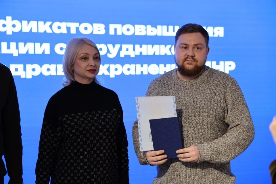 Специалисты Луганского центра медицины катастроф получили удостоверения проекта «Лидерство в медицине» Специалисты Луганского центра медицины катастроф получили удостоверения проекта «Лидерство в медицине»