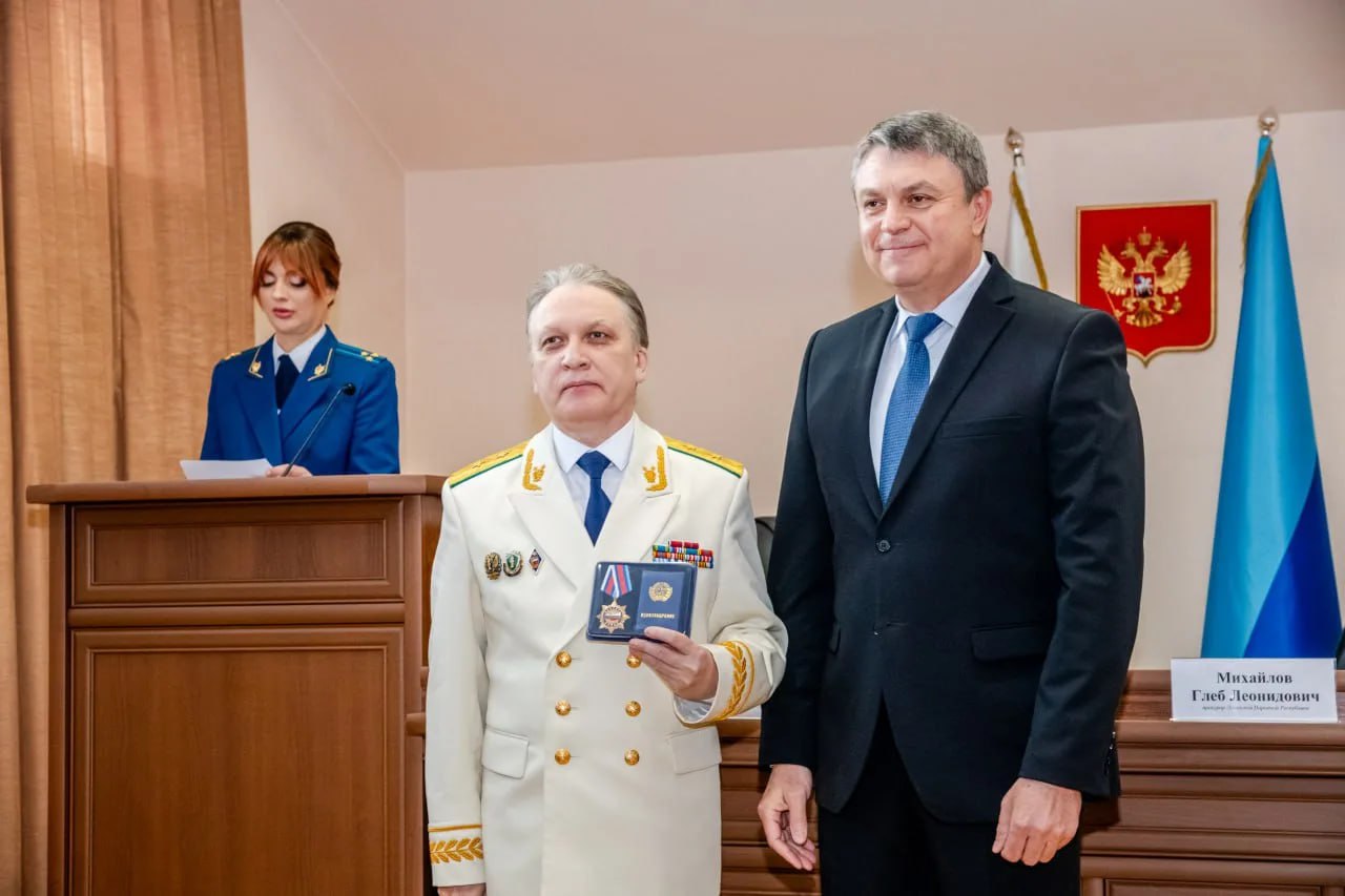 Леонид Пасечник: «Поздравил лично с профессиональным праздником сотрудников органов прокуратуры и вручил лучшим заслуженные награды»