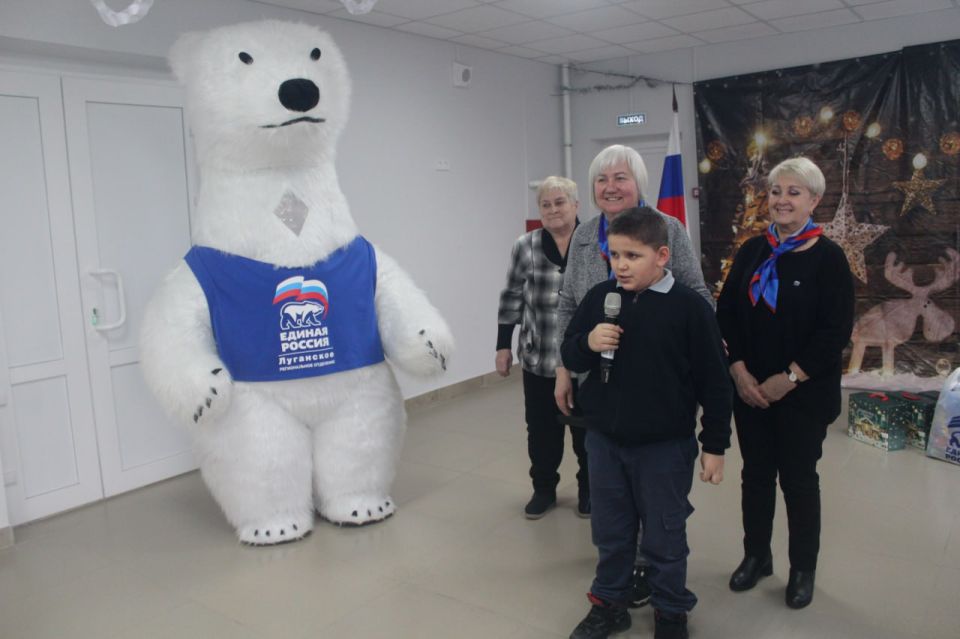 Активисты Славяносербского местного отделения «Единой России» в поселке Металлист организовали новогодний праздник для детей с ограниченными возможностями здоровья Активисты Славяносербского местного отделения «Единой России» в поселке Металлист организовали новогодний праздник для детей с ограниченными возможностями здоровья