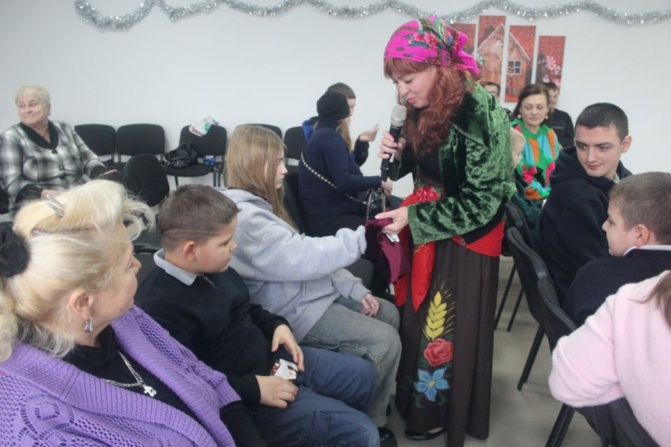 Активисты Славяносербского местного отделения «Единой России» в поселке Металлист организовали новогодний праздник для детей с ограниченными возможностями здоровья Активисты Славяносербского местного отделения «Единой России» в поселке Металлист организовали новогодний праздник для детей с ограниченными возможностями здоровья