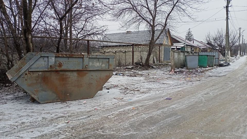 Коммунальщики продолжают работы по вывозу мусора с городских территорий Коммунальщики продолжают работы по вывозу мусора с городских территорий
