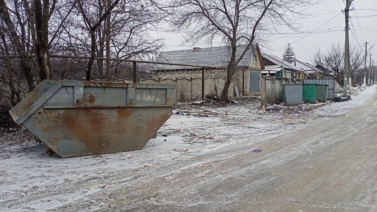 Коммунальщики продолжают работы по вывозу мусора с городских территорий Коммунальщики продолжают работы по вывозу мусора с городских территорий