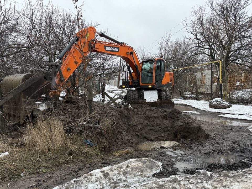 В Суходольске ведутся сварочные работы на участке водовода диаметром 400 мм В Суходольске ведутся сварочные работы на участке водовода диаметром 400 мм