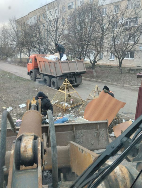 Андрей Рубанцов: Коммунальные службы городского округа Ровеньки работают над уборкой и вывозом несанкционированных свалок крупногабаритного мусора с точек сбора ТКО Андрей Рубанцов: Коммунальные службы городского округа Ровеньки работают над уборкой и вывозом несанкционированных свалок крупногабаритного мусора с точек сбора ТКО