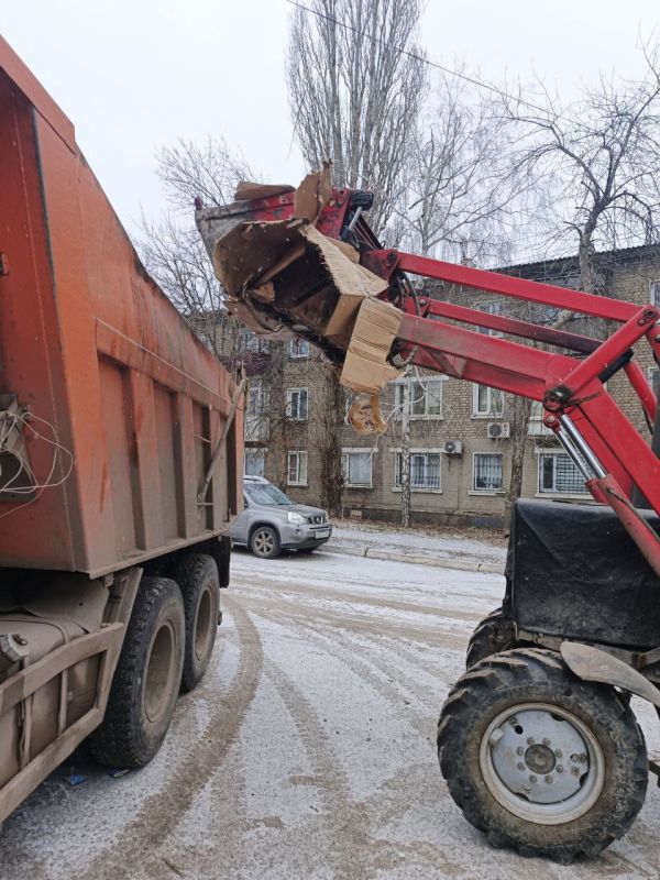 Коммунальщики продолжают работы по вывозу мусора с городских территорий Коммунальщики продолжают работы по вывозу мусора с городских территорий
