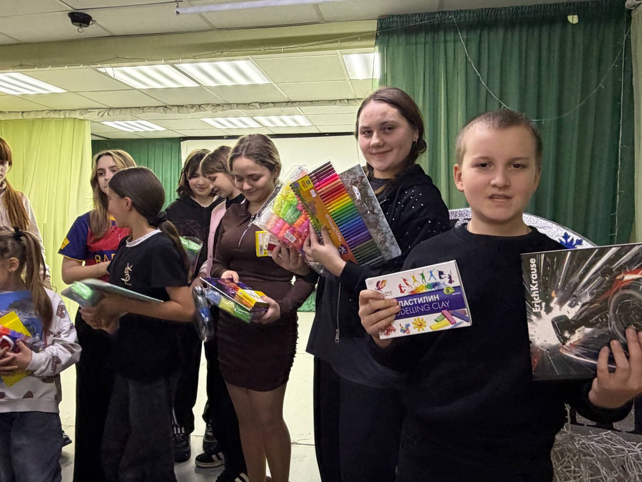 «Единая Россия» продолжает поздравлять юных жителей ЛНР с новогодними праздниками «Единая Россия» продолжает поздравлять юных жителей ЛНР с новогодними праздниками