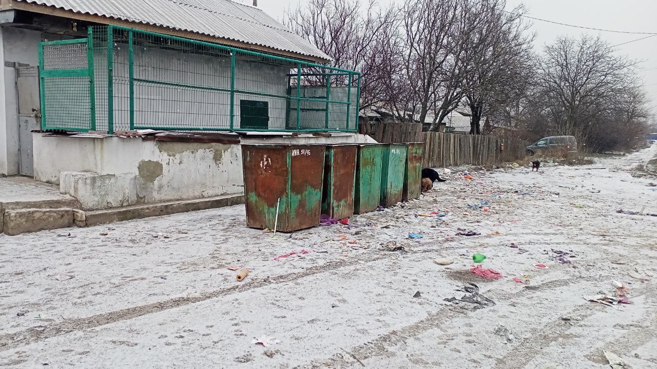 Коммунальщики продолжают работы по вывозу мусора с городских территорий Коммунальщики продолжают работы по вывозу мусора с городских территорий