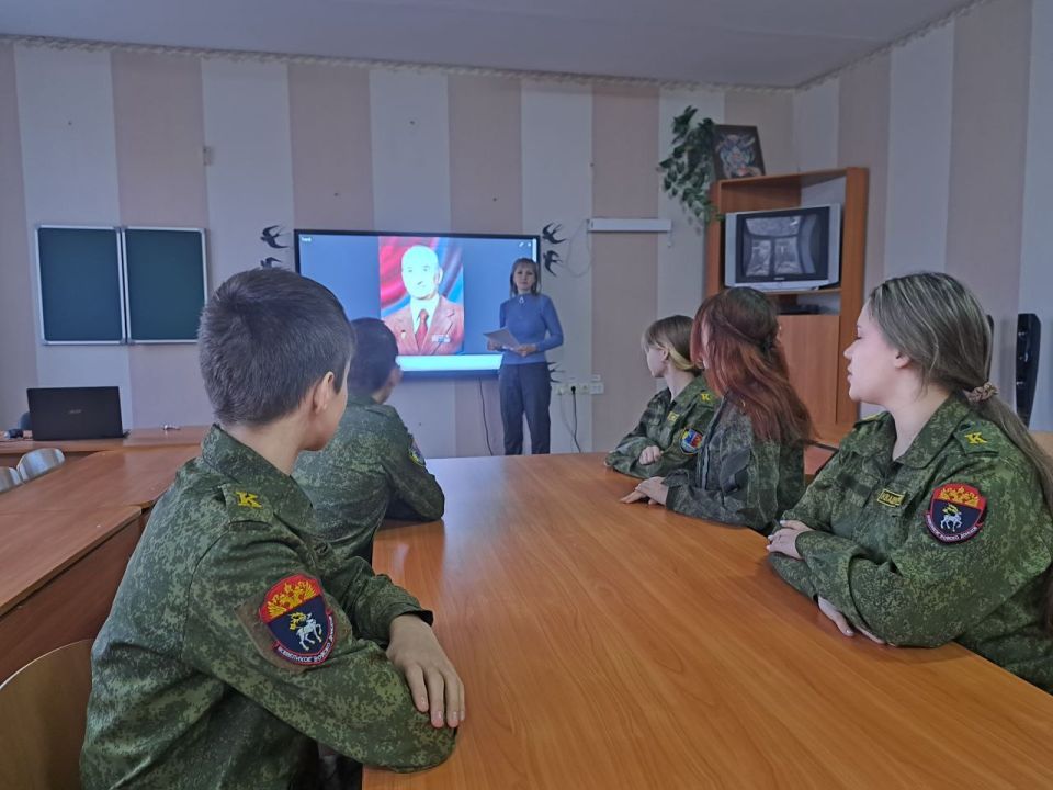 Сегодня в "Станично-Луганской средней школе имени Грекова П.М." в рамках концепции "Луганский характер" , классный руководитель кадетского 8-А класса Людмила Пелых ,провела классный час, посвященный знакомству с биографией... Сегодня в "Станично-Луганской средней школе имени Грекова П.М." в рамках концепции "Луганский характер" , классный руководитель кадетского 8-А класса Людмила Пелых ,провела классный час, посвященный знакомству с биографией...