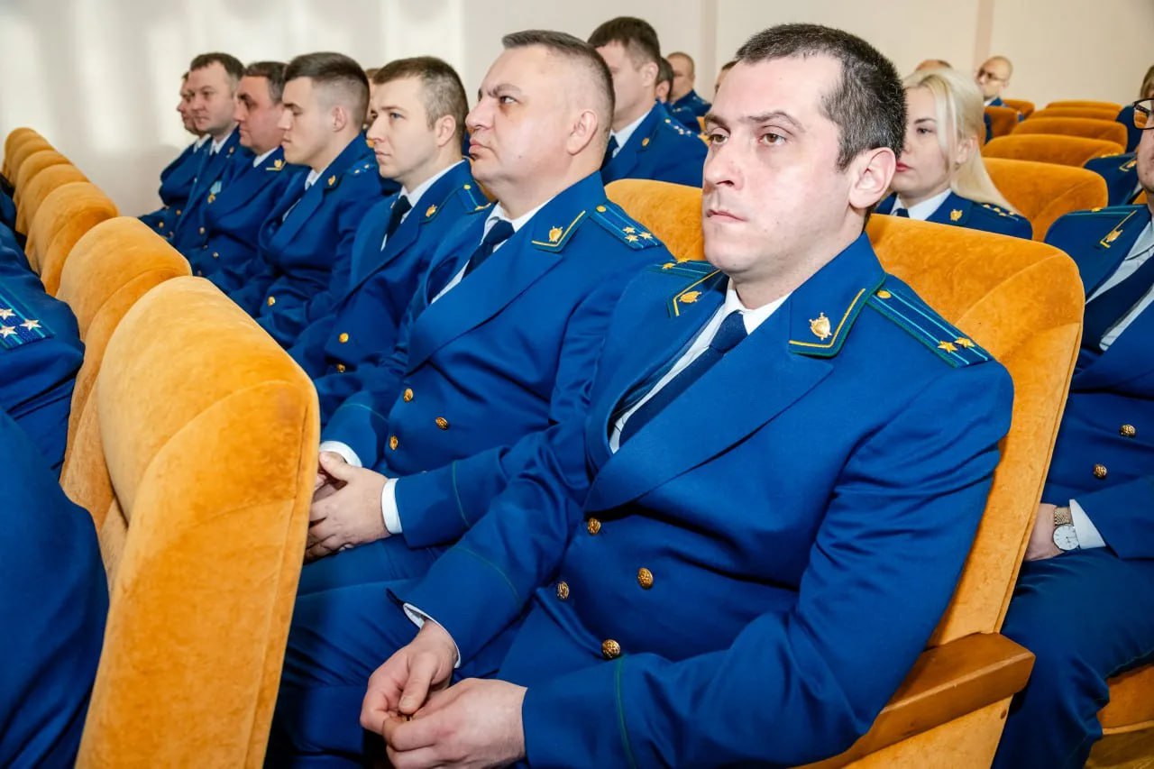 Леонид Пасечник: «Поздравил лично с профессиональным праздником сотрудников органов прокуратуры и вручил лучшим заслуженные награды» Леонид Пасечник: «Поздравил лично с профессиональным праздником сотрудников органов прокуратуры и вручил лучшим заслуженные награды»