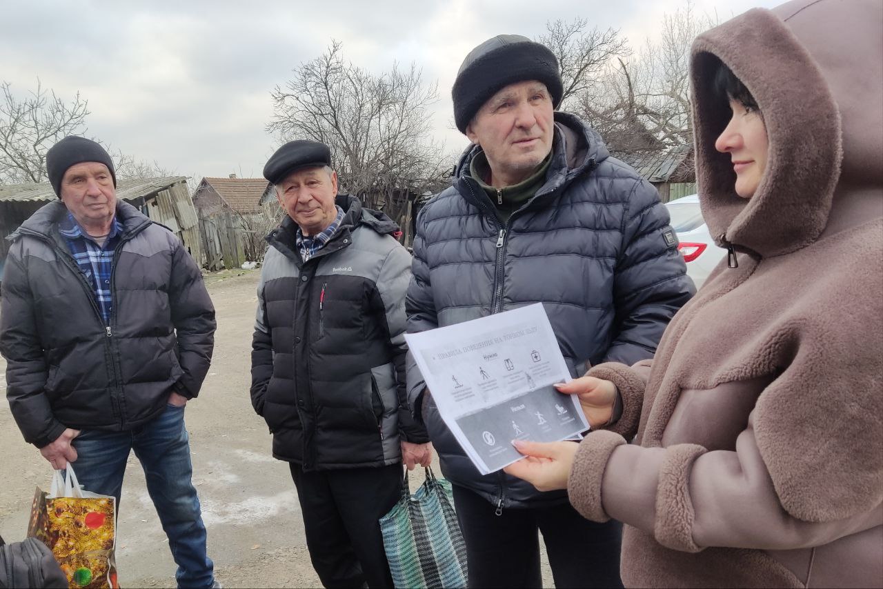 С целью обеспечения безопасности на водных объектах в зимний период сотрудниками отдела жизнеобеспечения г. Вахрушево была проведена беседа с населением о правилах поведения на тонком льду С целью обеспечения безопасности на водных объектах в зимний период сотрудниками отдела жизнеобеспечения г. Вахрушево была проведена беседа с населением о правилах поведения на тонком льду