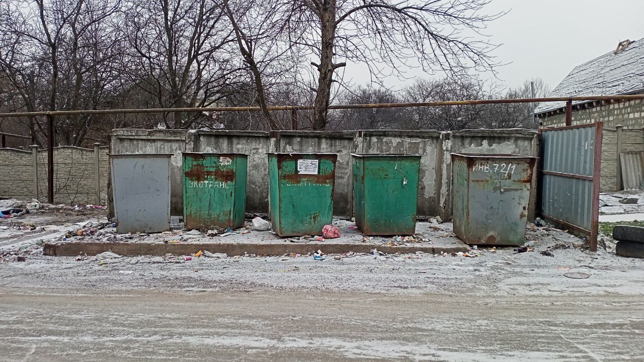 Коммунальщики продолжают работы по вывозу мусора с городских территорий Коммунальщики продолжают работы по вывозу мусора с городских территорий