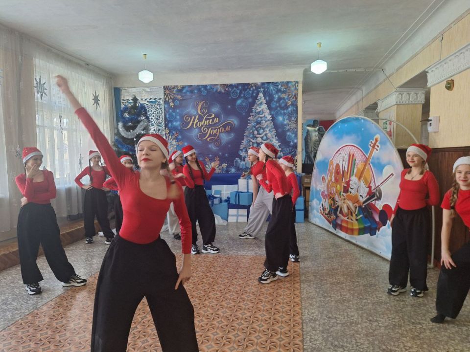 Сегодня в Доме творчества детей и юношества царила атмосфера настоящего праздника и сказки - для юных воспитанников Дома творчества было подготовлено яркое и незабываемое театрализованное представление «Новогодняя сказка на... Сегодня в Доме творчества детей и юношества царила атмосфера настоящего праздника и сказки - для юных воспитанников Дома творчества было подготовлено яркое и незабываемое театрализованное представление «Новогодняя сказка на...