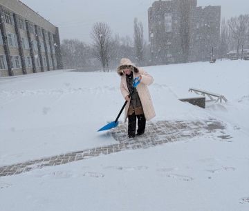 Сотрудники учреждений культуры продолжают расчистку снега