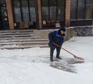 Работники учреждений физической культуры и спорта Алчевска проводят уборку снега