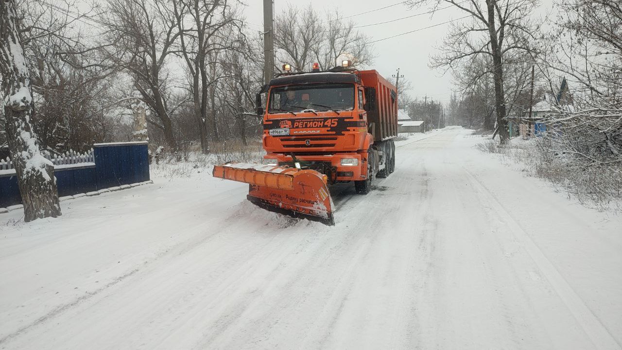 Интенсивная работа по расчистке улично-дорожной сети в поселках продолжается Интенсивная работа по расчистке улично-дорожной сети в поселках продолжается