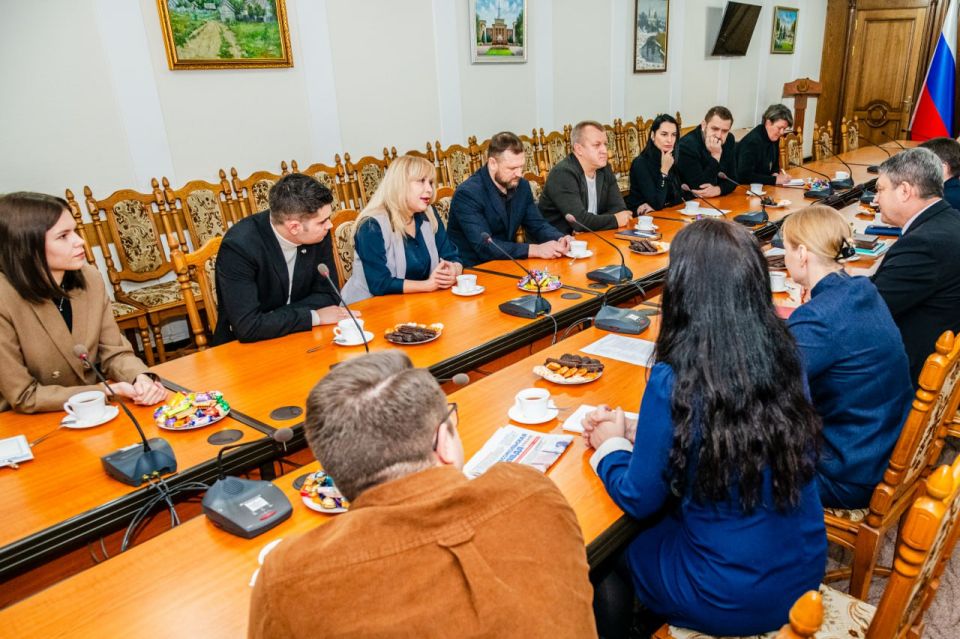 Глава ЛНР Леонид Пасечник пообщался с представителями ведущих СМИ Луганщины Глава ЛНР Леонид Пасечник пообщался с представителями ведущих СМИ Луганщины