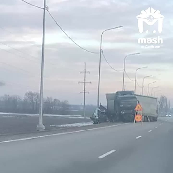 Фура протаранила легковушку в Станично-Луганском районе — машина в смятку