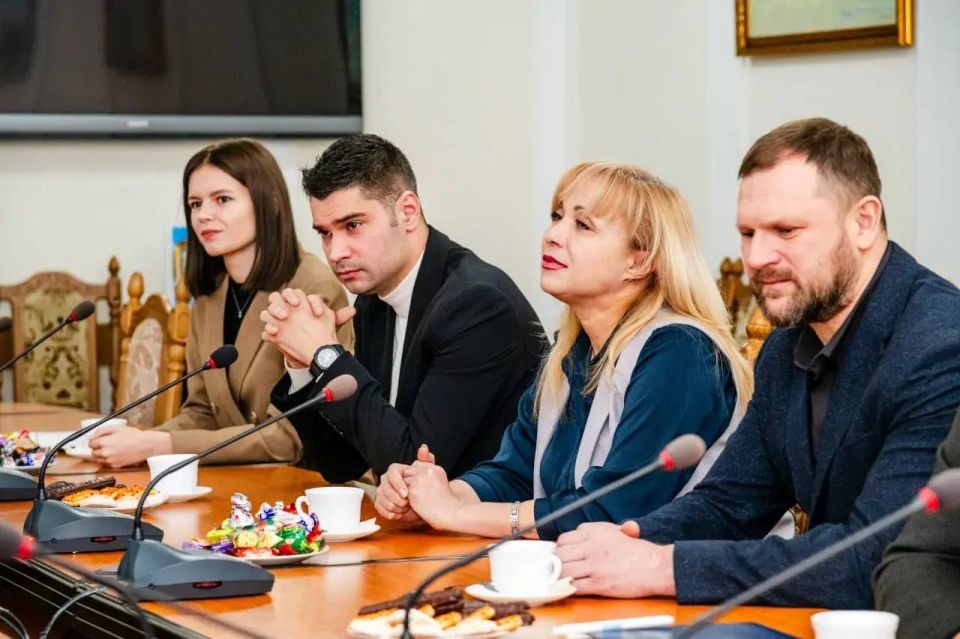 Леонид Пасечник встретился с журналистами Луганщины Леонид Пасечник встретился с журналистами Луганщины