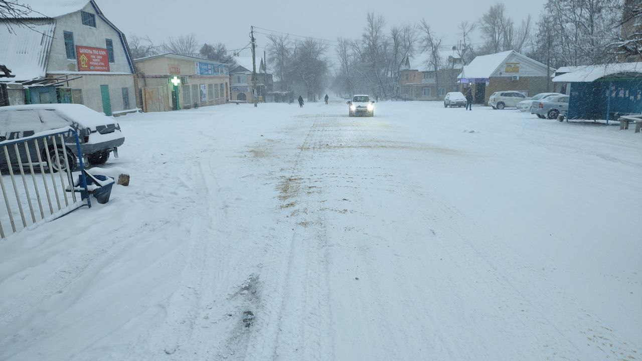 Интенсивная работа по расчистке улично-дорожной сети в поселках продолжается Интенсивная работа по расчистке улично-дорожной сети в поселках продолжается