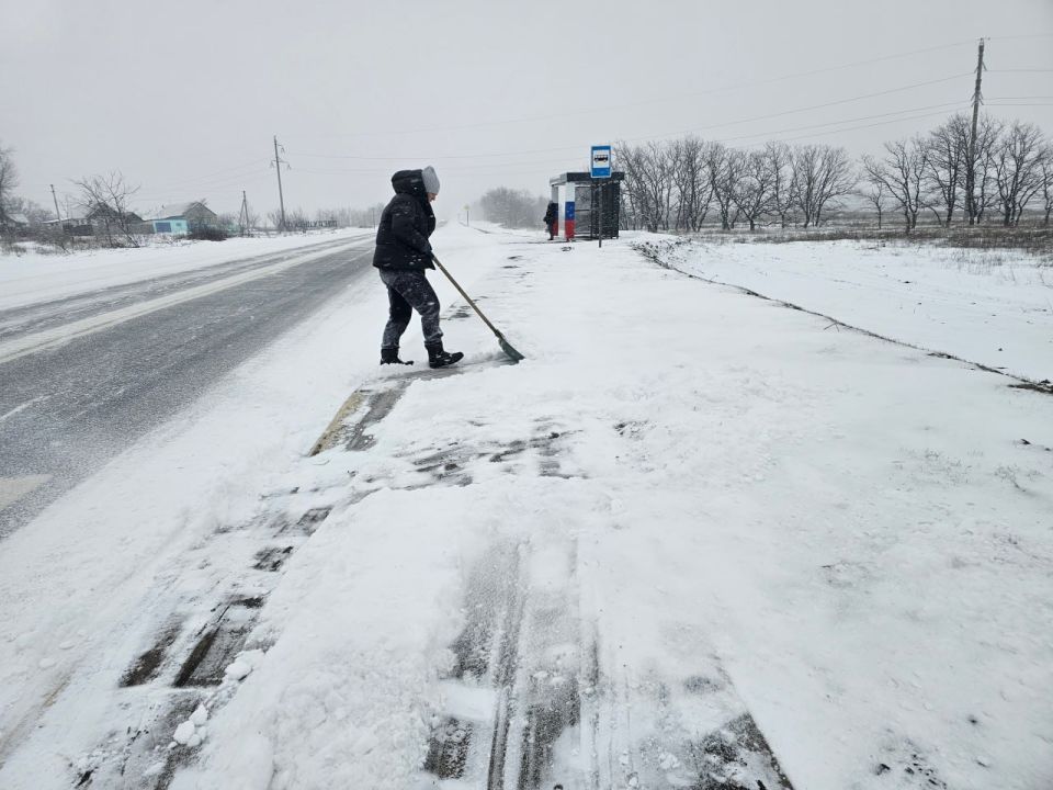 Интенсивная работа по расчистке улично-дорожной сети в поселках продолжается Интенсивная работа по расчистке улично-дорожной сети в поселках продолжается