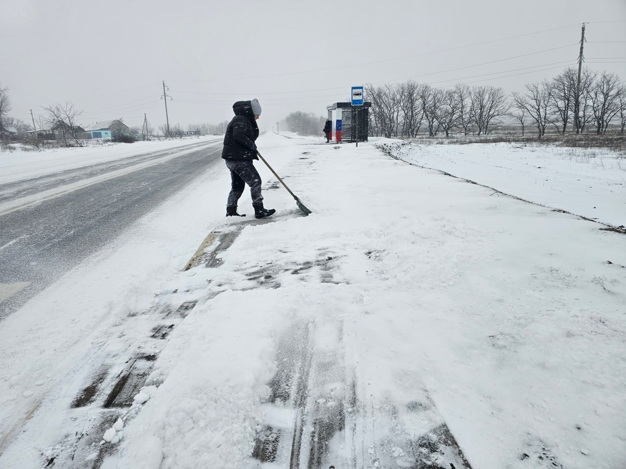 Интенсивная работа по расчистке улично-дорожной сети в поселках продолжается Интенсивная работа по расчистке улично-дорожной сети в поселках продолжается