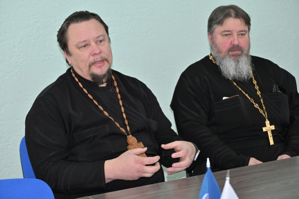 Евгений Морозов: Провёл рабочую встречу с давними друзьями и партнёрами городского казачьего сообщества — представителями Волгодонской епархии: протоиереем Александром Овчинниковым, руководителем епархиального отдела по... Евгений Морозов: Провёл рабочую встречу с давними друзьями и партнёрами городского казачьего сообщества — представителями Волгодонской епархии: протоиереем Александром Овчинниковым, руководителем епархиального отдела по...