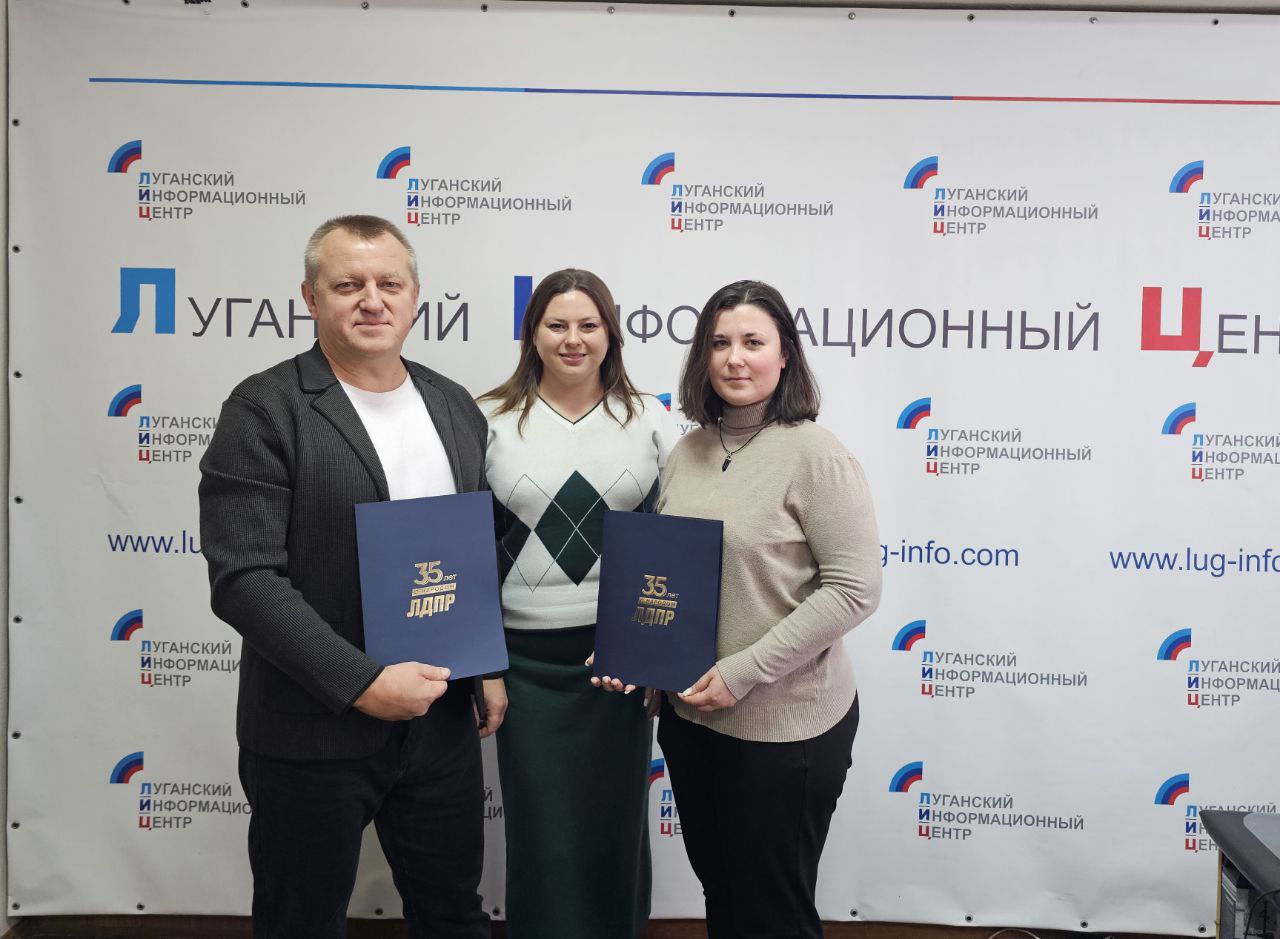 Галина Дуброва: С Днём российской печати!. Сегодня поздравила команду Луганского информационного центра с их профессиональным праздником, чей ежедневный труд создаёт информационную картину дня