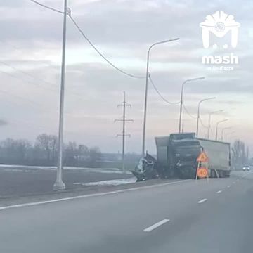 Фура протаранила легковушку в Станично-Луганском районе — машина в смятку