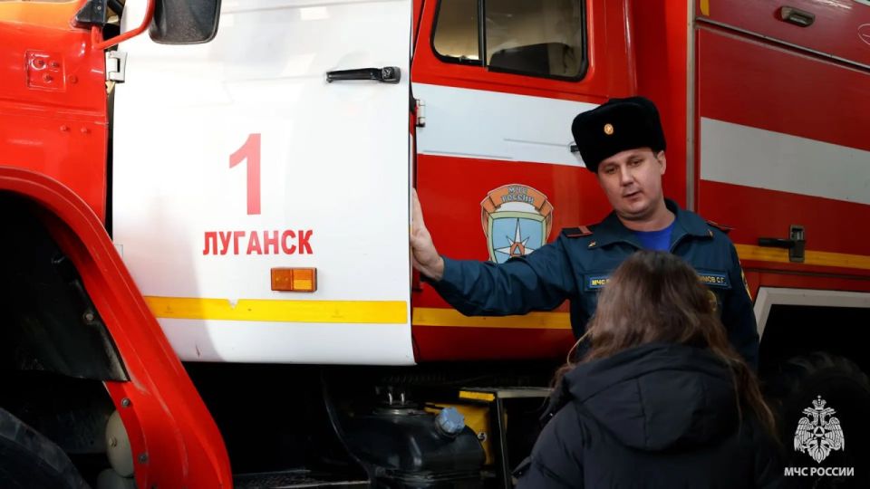 Глава МЧС России Александр Куренков исполнил желание 10-летней Варвары из Луганска Глава МЧС России Александр Куренков исполнил желание 10-летней Варвары из Луганска