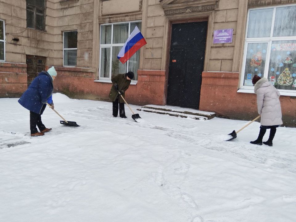 Сотрудники учреждений культуры продолжают расчистку снега Сотрудники учреждений культуры продолжают расчистку снега