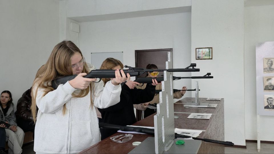 В Ровеньковском технико-экономическом колледже началось обучение по стрельбе! В Ровеньковском технико-экономическом колледже началось обучение по стрельбе!