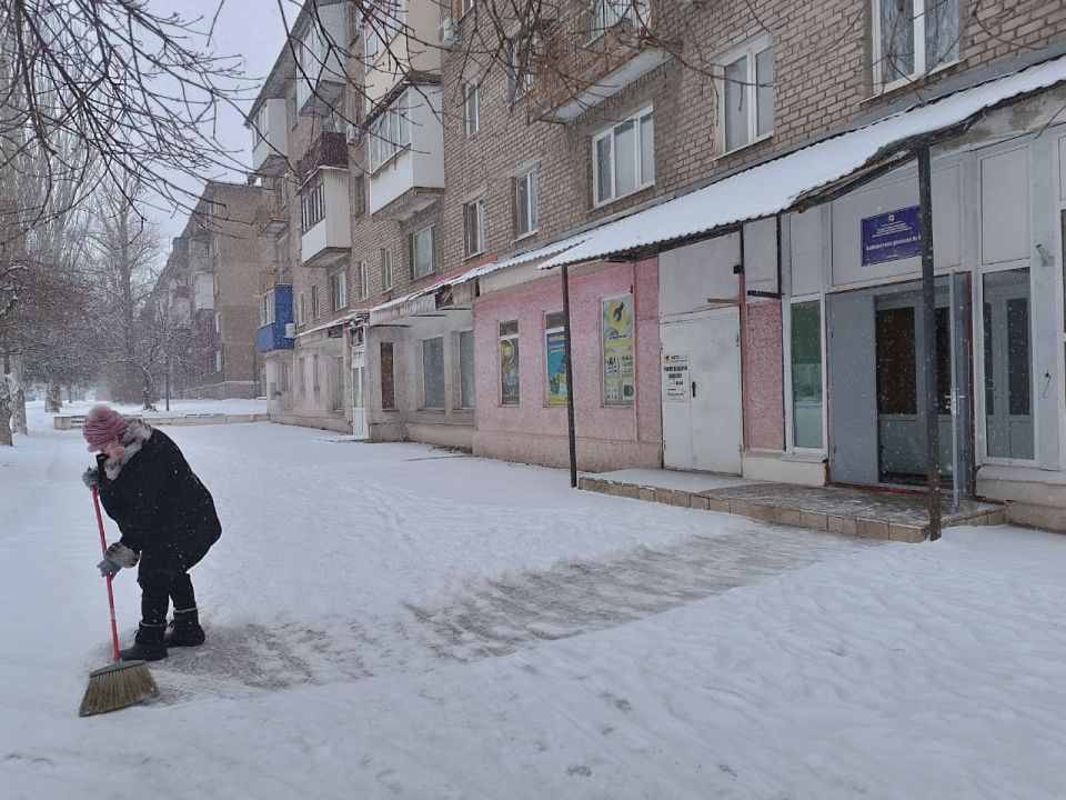 Сотрудники учреждений культуры продолжают расчистку снега Сотрудники учреждений культуры продолжают расчистку снега