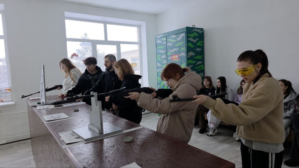 В Ровеньковском технико-экономическом колледже началось обучение по стрельбе! В Ровеньковском технико-экономическом колледже началось обучение по стрельбе!