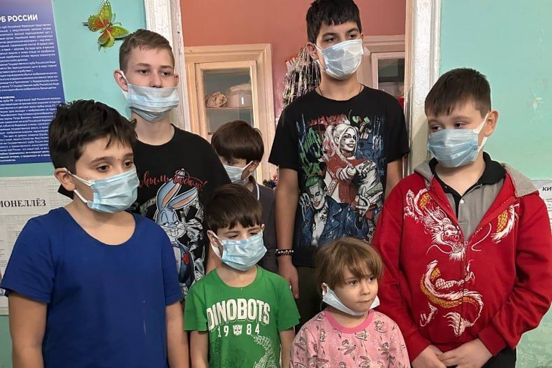 В Свердловске продолжают дарить детям надежду и веру в добро В Свердловске продолжают дарить детям надежду и веру в добро