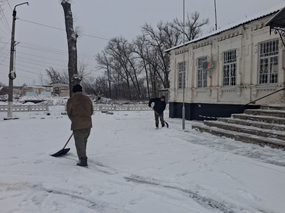 Интенсивная работа по расчистке улично-дорожной сети в поселках продолжается Интенсивная работа по расчистке улично-дорожной сети в поселках продолжается