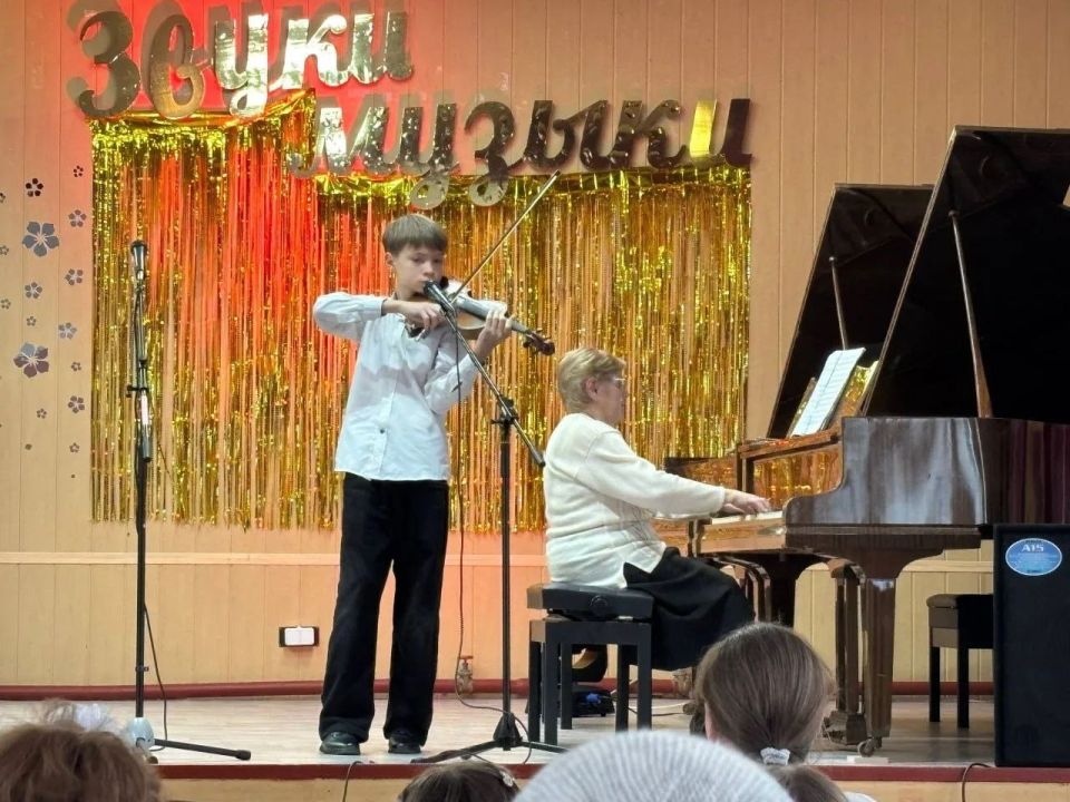 15 января в большом зале Краснолучской детской музыкальной школы прошёл праздничный концерт «Свет Рождественской звезды», посвящённый Рождеству Христову 15 января в большом зале Краснолучской детской музыкальной школы прошёл праздничный концерт «Свет Рождественской звезды», посвящённый Рождеству Христову