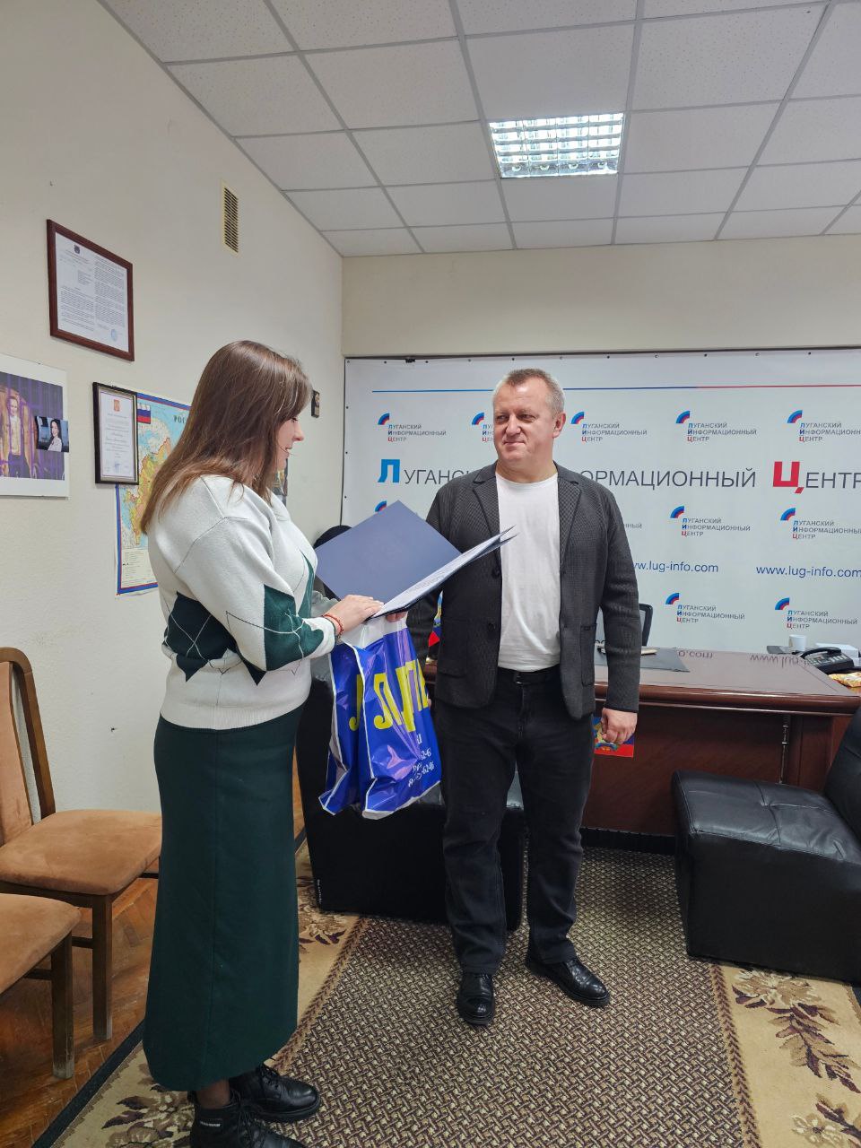 Галина Дуброва: С Днём российской печати!. Сегодня поздравила команду Луганского информационного центра с их профессиональным праздником, чей ежедневный труд создаёт информационную картину дня Галина Дуброва: С Днём российской печати!. Сегодня поздравила команду Луганского информационного центра с их профессиональным праздником, чей ежедневный труд создаёт информационную картину дня