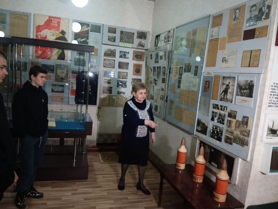 Для участников мероприятия состоялась экскурсия по постоянно действующей экспозиции, посвященной славному земляку Г. Батаршину, в которой представлены документы и личные вещи, принадлежащие герою Для участников мероприятия состоялась экскурсия по постоянно действующей экспозиции, посвященной славному земляку Г. Батаршину, в которой представлены документы и личные вещи, принадлежащие герою