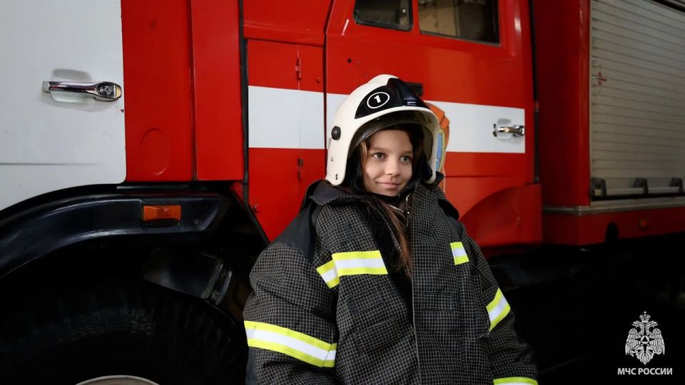 Глава МЧС России Александр Куренков исполнил желание 10-летней Варвары из Луганска Глава МЧС России Александр Куренков исполнил желание 10-летней Варвары из Луганска