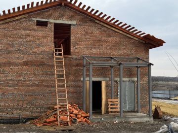 На объекте строительства нового патологоанатомического корпуса в Краснодоне завершен важный этап кровельных работ