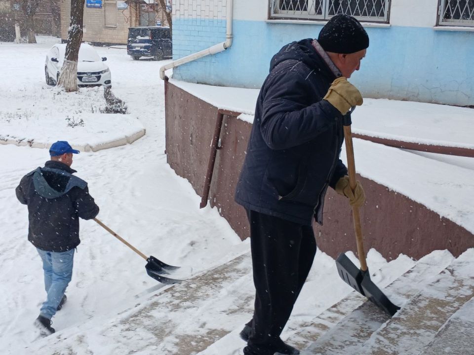 Работники учреждений физической культуры и спорта Алчевска проводят уборку снега Работники учреждений физической культуры и спорта Алчевска проводят уборку снега