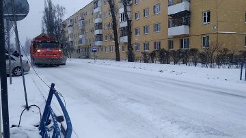 НА АВТОДОРОГАХ МУНИЦИПАЛЬНОГО ЗНАЧЕНИЯ РАБОТНИКИ МУП«СКС» ПРОВОДЯТ РАБОТЫ ПО ОБРАБОТКЕ ДОРОЖНОГО ПОКРЫТИЯ ПРОТИВОГОЛОЛЕДНЫМИ МАТЕРИАЛАМИ