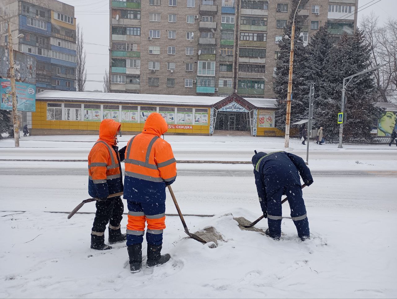 Снег прибавил работы коммунальщикам Снег прибавил работы коммунальщикам