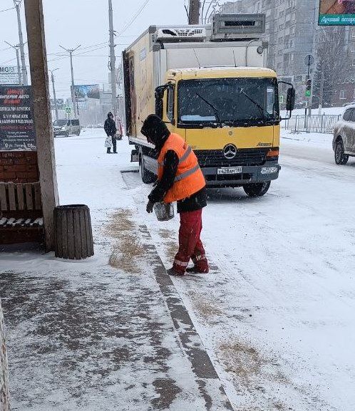 Дорожные службы работают на улицах города Дорожные службы работают на улицах города