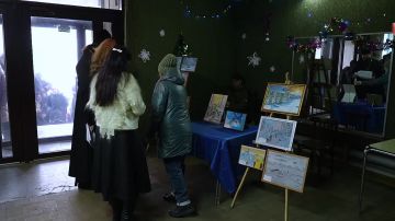 На сцене Антрацитовского центрального городского ДК имени Ленина состоялся гала-концерт открытого фестиваля духовной музыки и пения «Рождественская звезда»