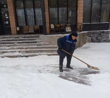 Работники учреждений физической культуры и спорта Алчевска проводят уборку снега