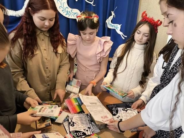 Ребята в Зимогорье получили посылку с Алтая Ребята в Зимогорье получили посылку с Алтая