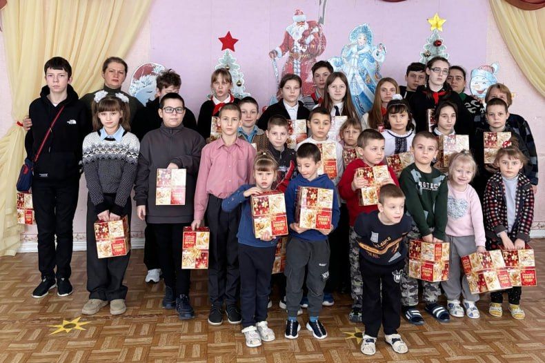 Вручение подарков детям продолжается Вручение подарков детям продолжается